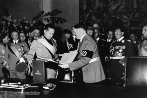 Galeazzo Ciano, Ministro italiano dos Negócios Estrangeiros, e Adolf Hitler durante a assinatura do Pacto de Aço.