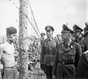 Himmler em 1941, inspecionando um campo de prisioneiros de guerra russos.