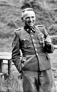 Rudolf Höss num momento de descontração no Campo de Concentração de Auschwitz.
