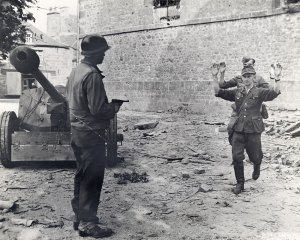 Soldados alemães rendendo-se.