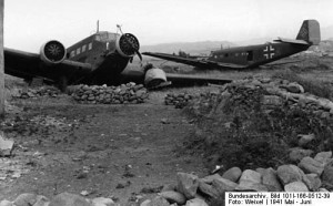 Aviões de transporte Ju 57 danificados na ilha de Creta.