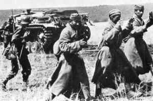 Soldados soviéticos entregando-se a uma unidade alemã durante a contra-ofensiva do 6º Exército na Segunda Batalha de Kharkov.