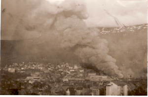 O porto de Narvik em chamas durante as operações de evacuação das tropas aliadas.