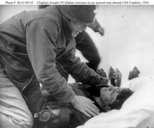 Capelão O'Callahan ministrando a extrema-unção a um ferido moribundo durante o ataque japonês ao USS Franklin.