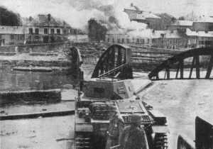 Panzer II em frente à uma ponte destruída durante a Batalha da França.