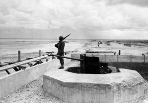 Soldado britânico observando o Canal da Mancha durante a Phoney War.