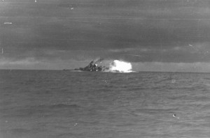 Fotografia do Bismarck disparando os seus enormes canhões de 380 mm no início da Batalha do Estreito da Dinamarca. Fotografia tirada a partir do Prinz Eugen.