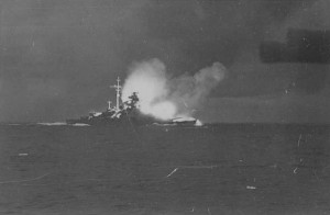 Fotografia do Bismarck disparando os seus enormes canhões de 380 mm no início da Batalha do Estreito da Dinamarca. Fotografia tirada a partir do Prinz Eugen.