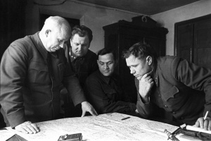 Nikita Khrushchev, à esquerda, analisando um mapa da região de Stalingrado.