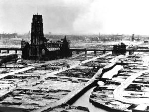 O centro completamente destruído da cidade de Rotterdam após o bombadeio aéreo do dia 14 de Maio de 1940.