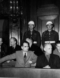Rudolf Hess sendo julgado após o fim da guerra no Tribunal de Nuremberg.