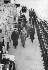 Hitler inspecionando o Bismarck. À sua direita o Capitão Lindemann (comandante do navio) e à sua esquerda o Almirante Lutjens.