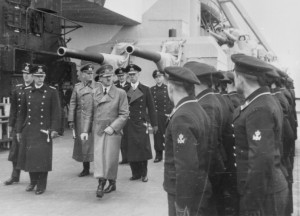 Hitler inspecionando o Bismarck.