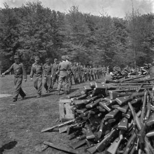 Soldados alemães rendendo-se aos aliados ocidentais em Maio de 1945. 