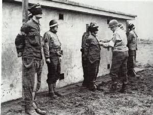 Soldados alemães capturados enquanto participavam na Operação Griffin. Como estavam vestidos com uniformes norte-americanos, foram considerados espiões e imediatamente executados. 
