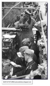 Heinz Guderian durante a Batalha da França no posto móvel de comando da XIX Armeekorps. Reparem em primeiro plano na Máquina Enigma, equipamento de encriptação de mensagens militares.