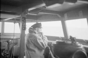O capital do HMS Suffolk, almoçando na ponte de comando durante a perseguição ao Bismarck.