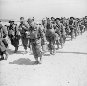 Soldados britânicos marchando para a frente de combate na Bélgica.