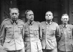 General Helmuth Weidling e o seu staff logo após a sua rendição no dia 2 de Maio de 1945.