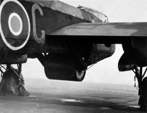 Uma "bomba saltitante" acoplada debaixo de um bombardeiro britânico Lancaster.