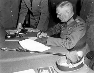O Marechal de Campo Wilhelm Keitel assinando o novo instrumento de rendição incondicional da Alemanha em Berlim.