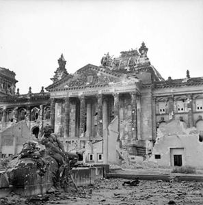 O Reichstag parcialmente destruído após a Batalha de Berlim.