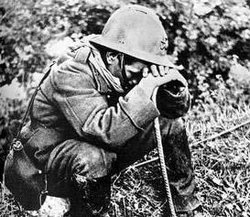Soldado francês em autêntico desespero durante a Batalha da França, Maio de 1940.