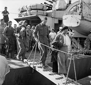 Feridos britânicos desembarcando em Alexandria vindos de Creta.