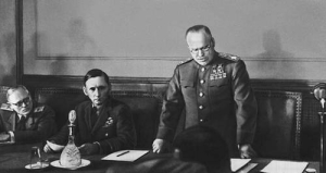 O Marechal de Campo Georgy Zhukov lendo os termos da rendição alemã em Berlim.